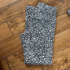 Lululemon black and white pants. No pockets